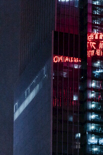 莫斯科城市夜景中的发光建筑