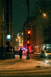 莫斯科雪夜城市街头交通场景
