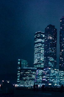 莫斯科夜幕下璀璨的都市建筑群