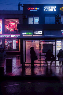夜晚街边的便利店场景