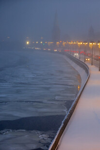冬日海滨雪景静谧海岸线