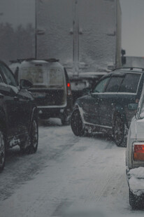 莫斯科雪天道路上多车事故场景