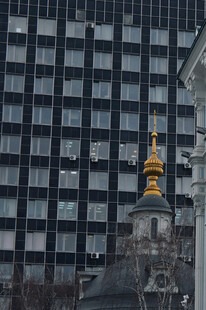 莫斯科城市中金色尖顶建筑景观
