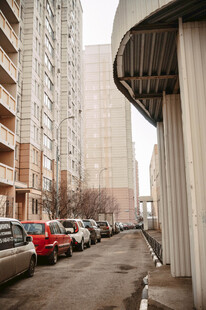 城市街道旁的多层居民楼