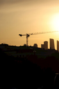 夕阳下的城市与建筑起重机