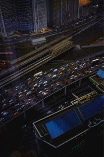 城市夜间拥堵交通景象