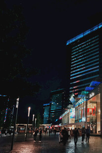 城市夜晚繁华步行街景象