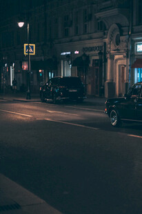 夜晚静谧的城市街道景象