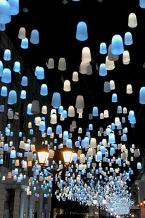 梦幻蓝白灯笼装饰场景