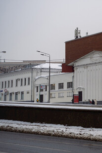 冬日雪覆的白色建筑群