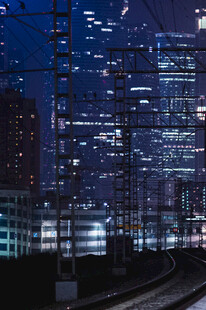 夜幕下的城市与铁轨景观