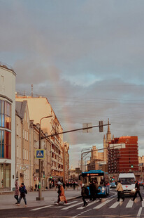 城市街道行人车辆景象