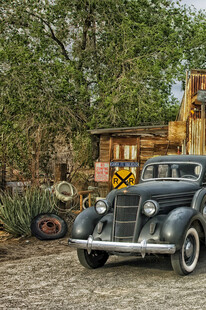 复古汽车停在乡村景致中