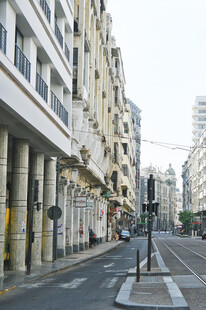 城市街道旁的现代建筑景观