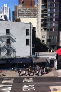 城市街角人群与建筑景象