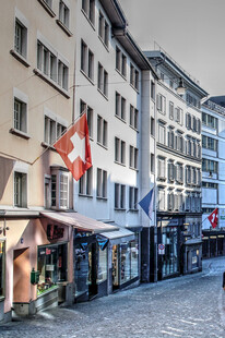 瑞士街头建筑与飘扬国旗