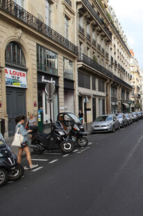 巴黎街头的摩托车与行人