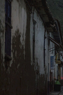 老旧斑驳的墙面小巷景象