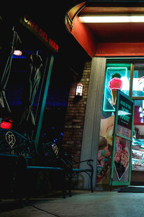 夜晚街边的特色店铺