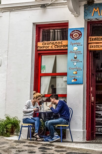 街边小店前的悠闲用餐者