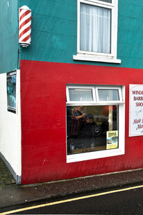 街角彩色理发店外观