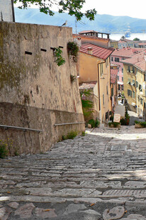 古老石砌街道的静谧景致