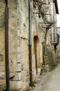 古老石墙小巷静谧景象