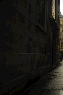 昏暗潮湿的狭窄小巷