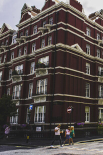 英式风格多层红砖建筑