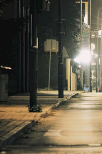 夜晚城市街道的静谧景象