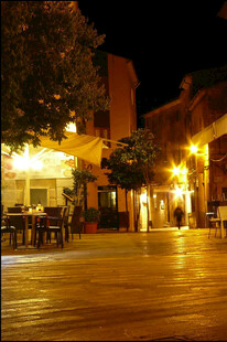 夜晚街道的温馨灯光景象