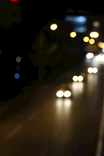 夜晚公路上的车流灯光