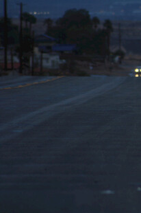 夜幕下的空旷道路