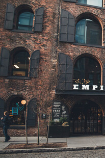 复古砖墙建筑外观