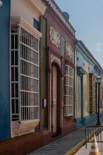 色彩斑斓的街边建筑