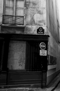 老旧街角的店铺景象