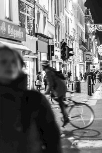 城市街头骑行与行人景象