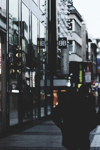 都市街头行人背影