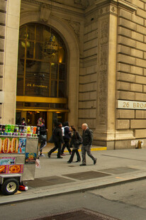 城市街头行人与街边场景