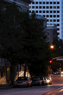 城市街道夜景中的车辆行人