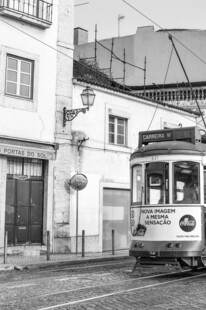 复古有轨电车停靠街道旁