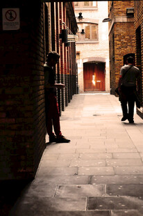 狭窄小巷中的行人身影