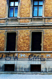 古老建筑外墙斑驳景象