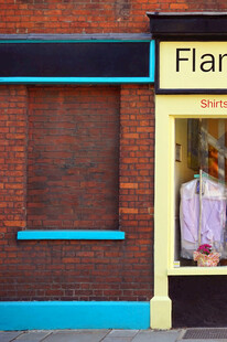 街边店铺橱窗与封闭墙面