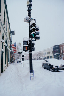 雪后城市街道的交通信号灯