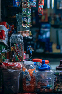 便利店货架上的多样零食