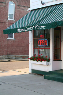 街边营业中的美甲美容店