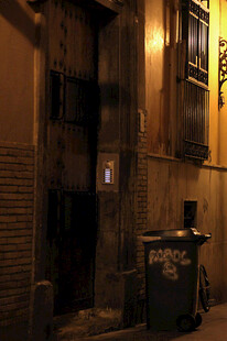 昏暗小巷中的老旧建筑一角