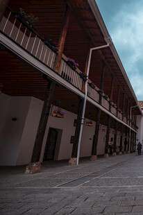 古雅建筑下的空旷街道