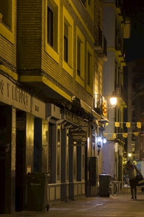 夜晚静谧的欧式街道景象